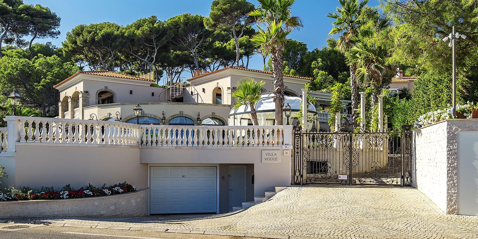 villa de luxe cote d'azur. Villa entrance