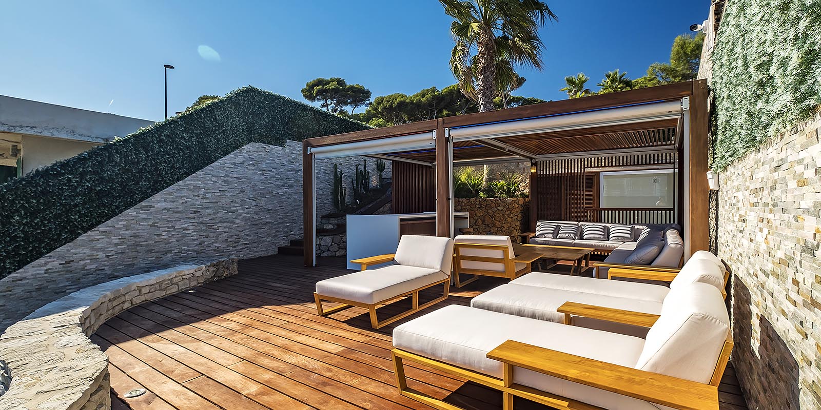 rental villa cap d'antibes. Sunbeds and shower